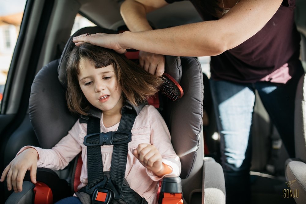 Florida documentary photographer photographs kid in car seat